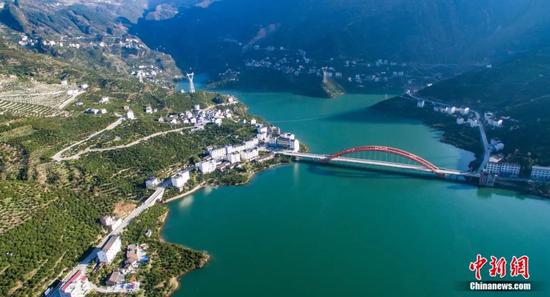 郭家壩鎮(zhèn)面臨長(zhǎng)江，背后是綿延不盡的大山 鄭家裕 攝