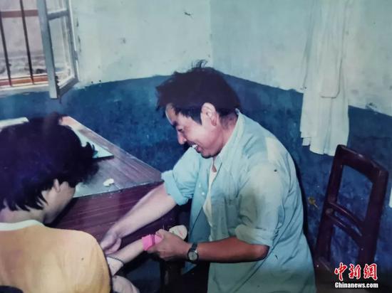 郭啟愛(ài)為村民看病