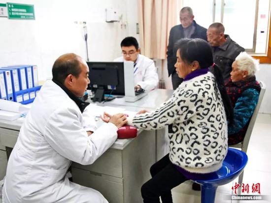 郭衛(wèi)與兒子郭興隆一起坐診