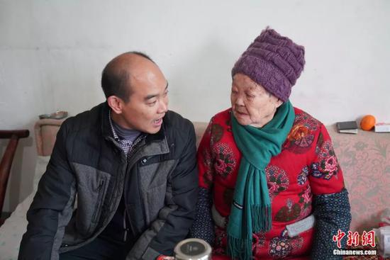 郭衛(wèi)與80多歲的母親馬洪益在一起，馬洪益也曾在村里擔(dān)任婦幼醫(yī)生，接生過(guò)100多個(gè)嬰兒