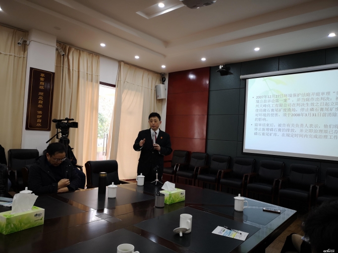 庭長羅光黔介紹情況。（何川 攝）