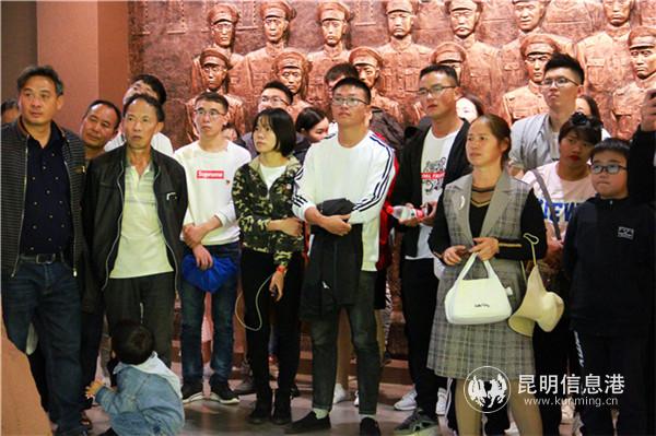 游客在云南陸軍講武堂參觀