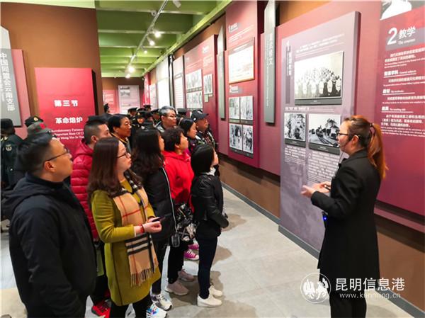 游客在云南陸軍講武堂參觀2