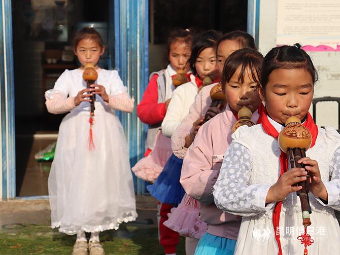 圖二-永靖中心學(xué)校三年級同學(xué)演奏《新年好》。記者莊園攝