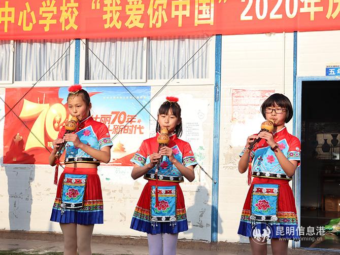 圖五-永靖中心學(xué)校六年級同學(xué)演奏《金孔雀輕輕跳》。記者莊園攝