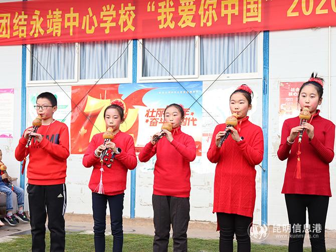 圖六-西華園小學(xué)學(xué)生演奏《多情的巴烏》。記者莊園攝