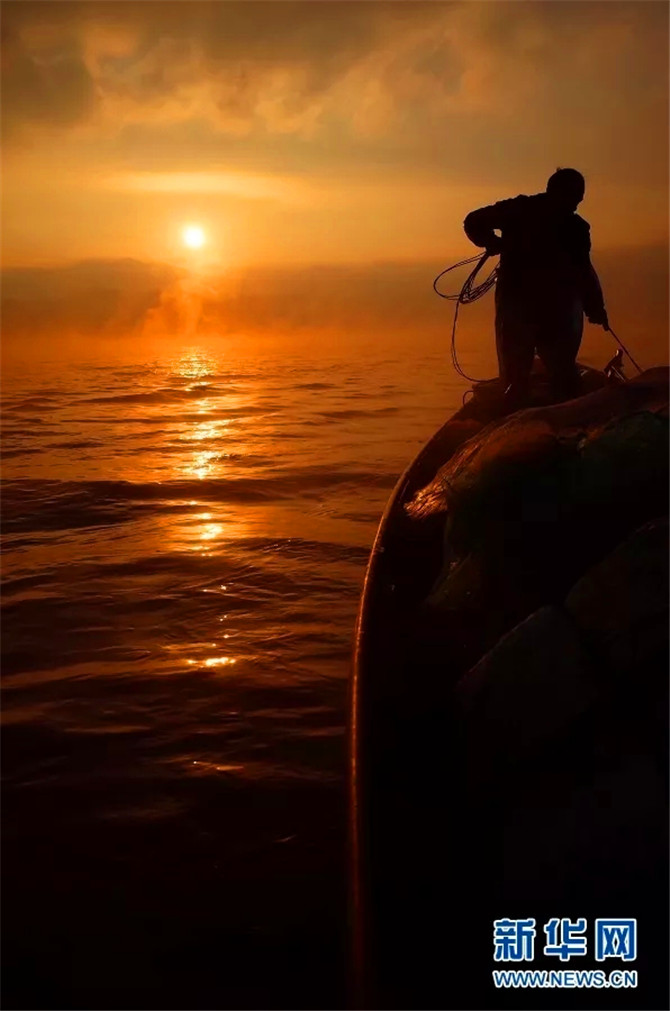 ▲陽宗海開湖后，漁民正在捕撈銀魚。.webp (1)