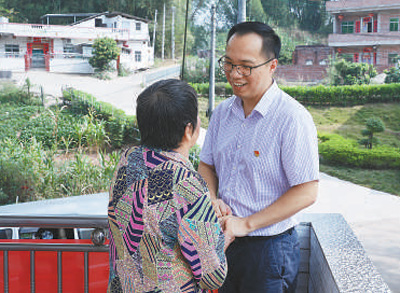 華關（右）在與村民聊家常。