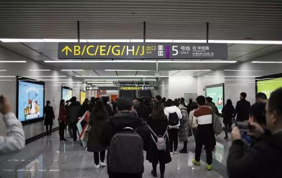 △大批成都市民前來(lái)乘坐拍照