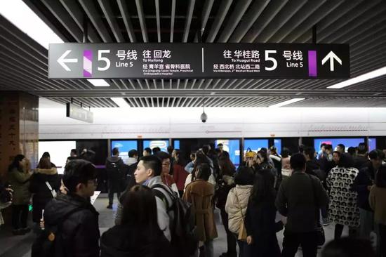 △3萬(wàn)名中國(guó)鐵建建設(shè)者，創(chuàng)造我國(guó)城市軌道交通一次性開(kāi)通運(yùn)營(yíng)新紀(jì)錄。