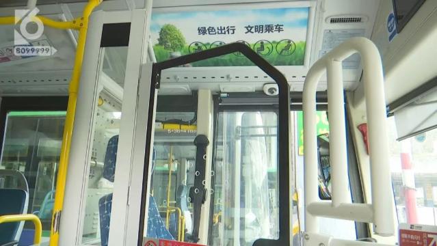 昆明1015輛公交完成駕駛區(qū)域防護(hù)隔離設(shè)施安裝，安上后長(zhǎng)這樣……4.jpg