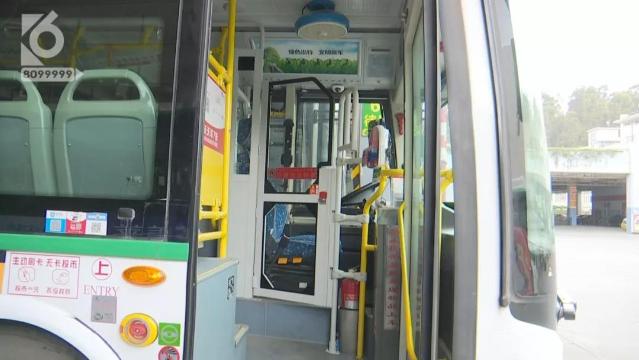 昆明1015輛公交完成駕駛區(qū)域防護(hù)隔離設(shè)施安裝，安上后長(zhǎng)這樣……5.jpg