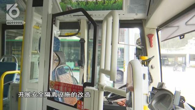 昆明1015輛公交完成駕駛區(qū)域防護(hù)隔離設(shè)施安裝，安上后長(zhǎng)這樣……6.jpg