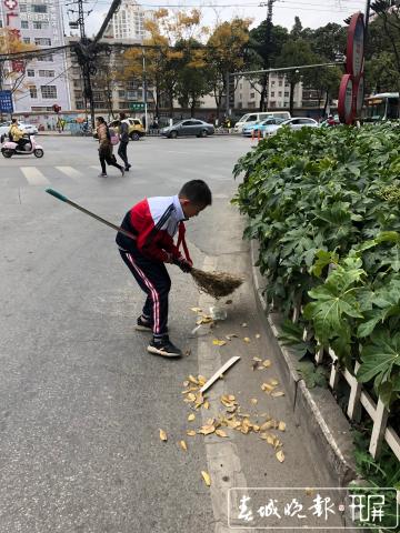 10歲男孩每天放學(xué)后清掃接到 他要陪環(huán)衛(wèi)工奶奶一起回家 (3).jpg
