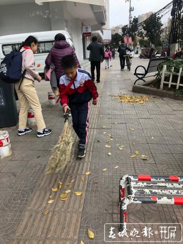 10歲男孩每天放學(xué)后清掃接到 他要陪環(huán)衛(wèi)工奶奶一起回家.jpg