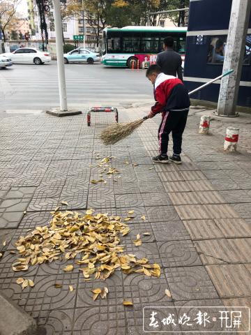 10歲男孩每天放學(xué)后清掃接到 他要陪環(huán)衛(wèi)工奶奶一起回家 (1).jpg