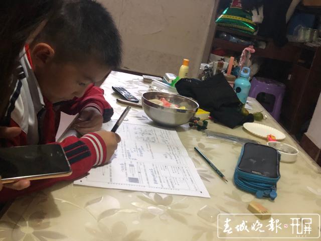 10歲男孩每天放學(xué)后清掃接到 他要陪環(huán)衛(wèi)工奶奶一起回家 (5).jpg