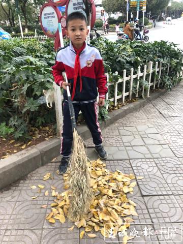 10歲男孩每天放學(xué)后清掃接到 他要陪環(huán)衛(wèi)工奶奶一起回家 (2).jpg