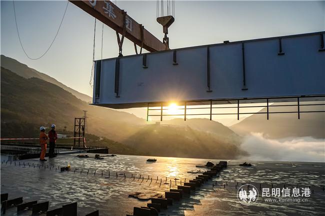 世界最大跨度鐵路拱橋——大瑞鐵路怒江特大橋主體建成，圖為供圖。通訊員王忠霞 王一翔  姚巍