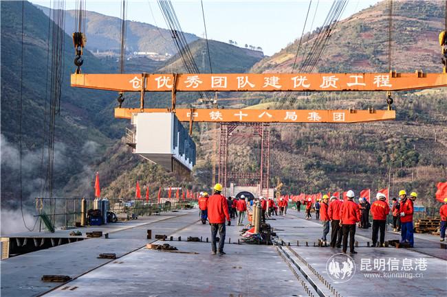 世界最大跨度鐵路拱橋——大瑞鐵路怒江特大橋主體建成，圖為供圖。通訊員王忠霞 王一翔  姚巍2