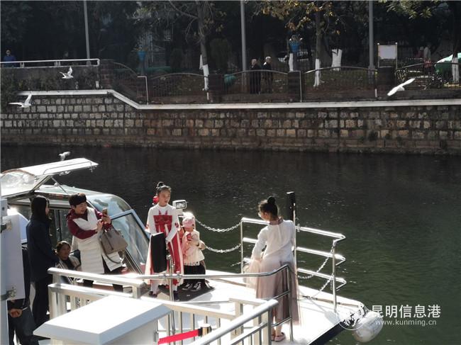 市民在觀光船上留影。