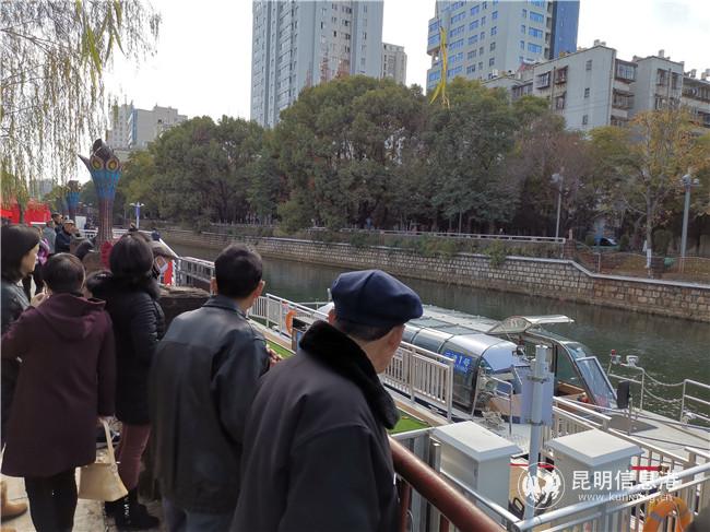 桃源廣場碼頭，不少市民圍觀即將啟航的觀光船。