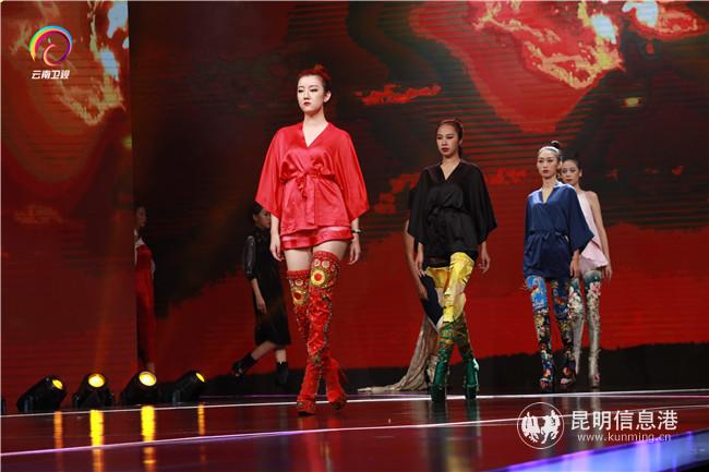 1.2米長靴繡滿絲路故事 用行走的藝術(shù)再現(xiàn)絲路繁盛 1.2米長靴繡滿絲路故事 用行走的藝術(shù)再現(xiàn)絲路繁盛