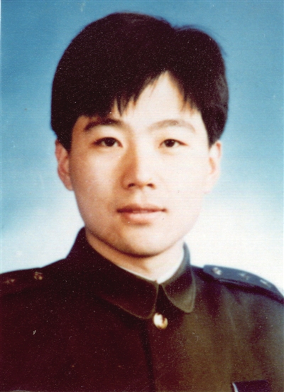 民警袁時(shí)光：手捂?zhèn)谧汾s歹徒壯烈殉職