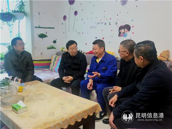 慰問組在困難職工胡飛家中進行慰問