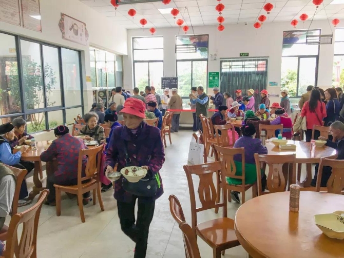 檢查集體聚餐活動現(xiàn)場