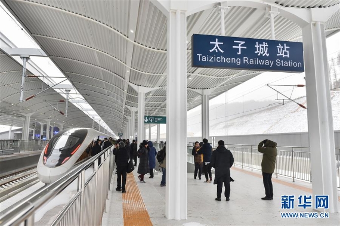 （在習(xí)近平新時(shí)代中國特色社會主義思想指引下——新時(shí)代新作為新篇章·總書記關(guān)切高質(zhì)量發(fā)展·科技創(chuàng)新·圖文互動(dòng)）（5）3.5萬公里的幸福綿延——中國高鐵的“科技牽引力”