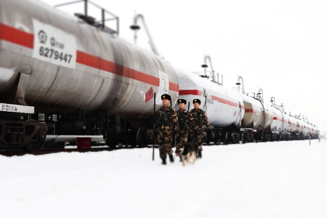 執(zhí)勤官兵正在對(duì)重點(diǎn)部位進(jìn)行巡控