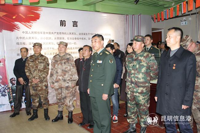 張海泉等領(lǐng)導(dǎo)和嘉賓參觀展覽。任傳振攝