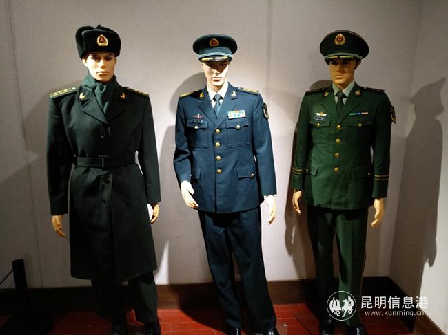 現(xiàn)場展出的軍服6。記者江楓攝