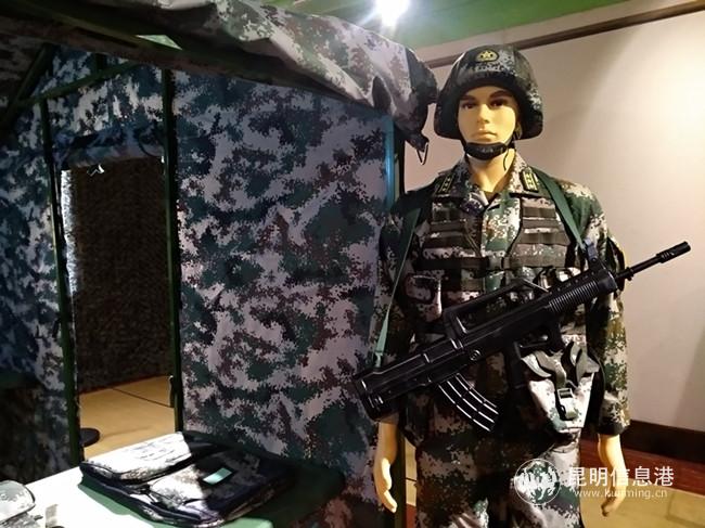 展覽現(xiàn)場設(shè)置的野戰(zhàn)指揮觀察所。記者江楓攝