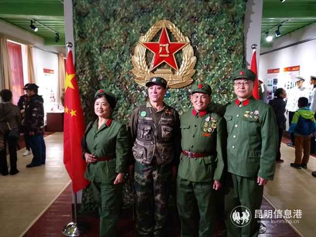 參觀展覽的老兵在現(xiàn)場合影留念。記者江楓攝 (1)