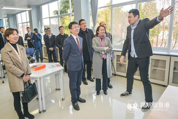 4、參觀“5G AI智慧教育”實驗室_副本