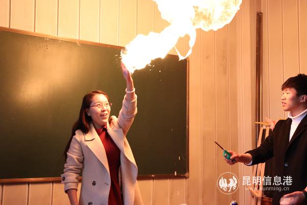 圖四 教師上臺(tái)體驗(yàn)“降龍十八掌”