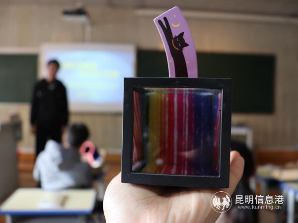 圖六 臺(tái)下的老師正在體驗(yàn)“大變活人”魔術(shù)