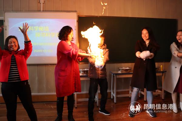 圖七 火焰?zhèn)鬟f表演