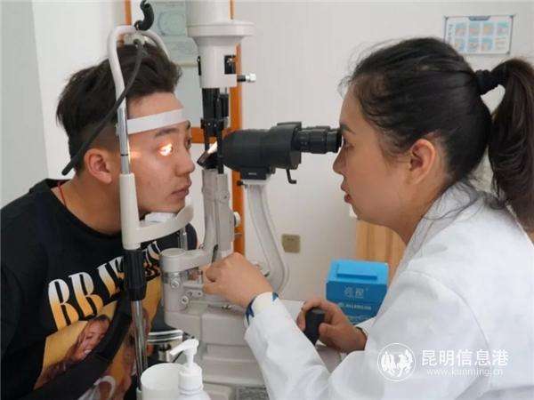 高度近視專家楊亞菲正在為患者檢查.webp 高度近視專家楊亞菲正在為患者檢查.webp