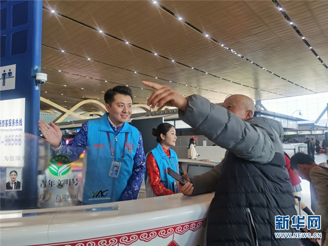 志愿者為旅客服務(wù)。（新華網(wǎng)發(fā) 李振 攝）
