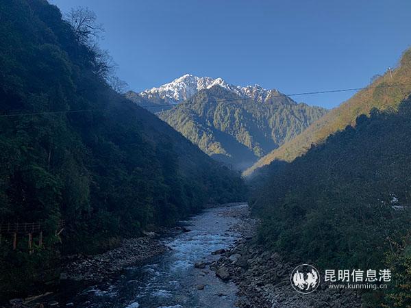 冬日的獨(dú)龍江抬頭就能看到雪山。