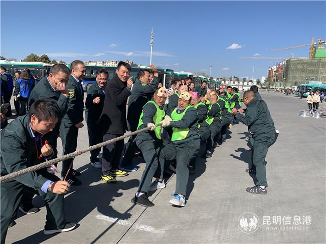 十八車隊(duì)員工參加拔河比賽 十八車隊(duì)員工參加拔河比賽