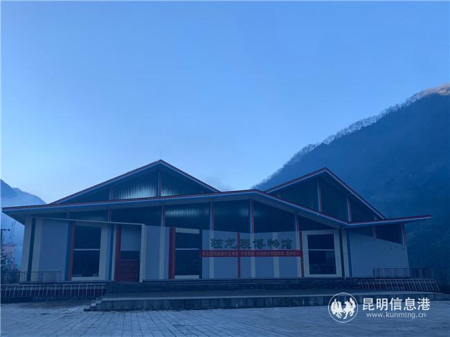 晨光中的獨龍族博物館。