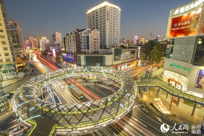 昆明小花園環(huán)型天橋夜景。子涵攝