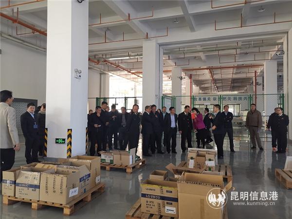 參觀5號(hào)倉(cāng)庫(kù)海關(guān)“1210”業(yè)務(wù)查驗(yàn)線(xiàn)