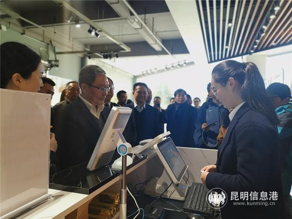 領(lǐng)導(dǎo)體驗(yàn)“1210”現(xiàn)場(chǎng)下單、秒速通關(guān)購(gòu)物模式