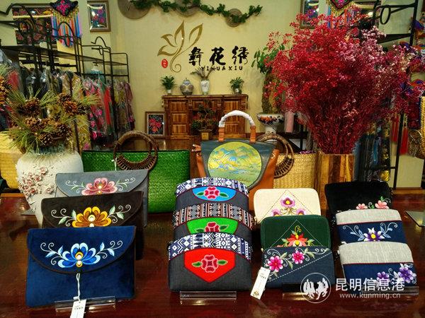 “世界彝都”景區(qū)里的精美繡品。記者江楓攝