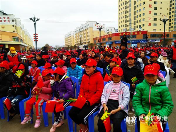 會澤群眾現(xiàn)場觀看節(jié)目表演。記者江楓攝